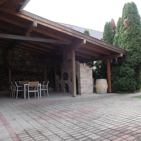 Falusi Vendégház Etyek Esterno foto