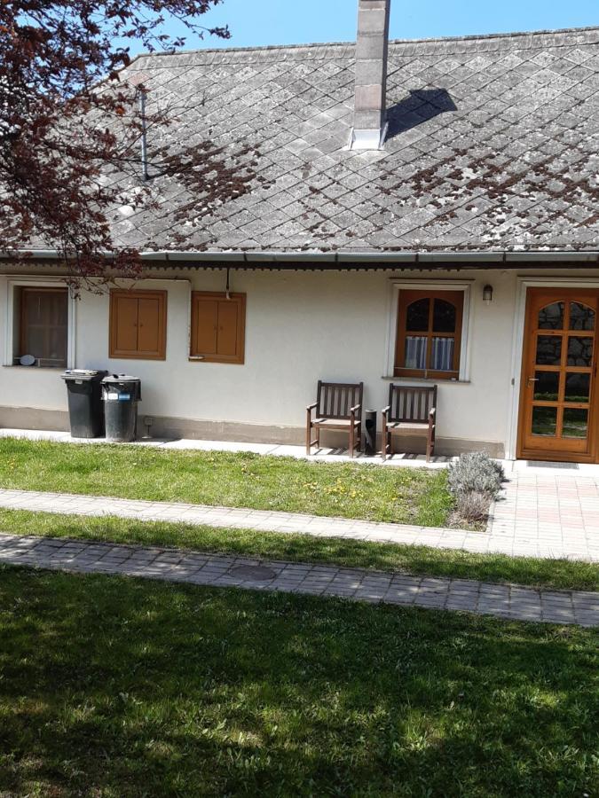 Falusi Vendégház Etyek Esterno foto