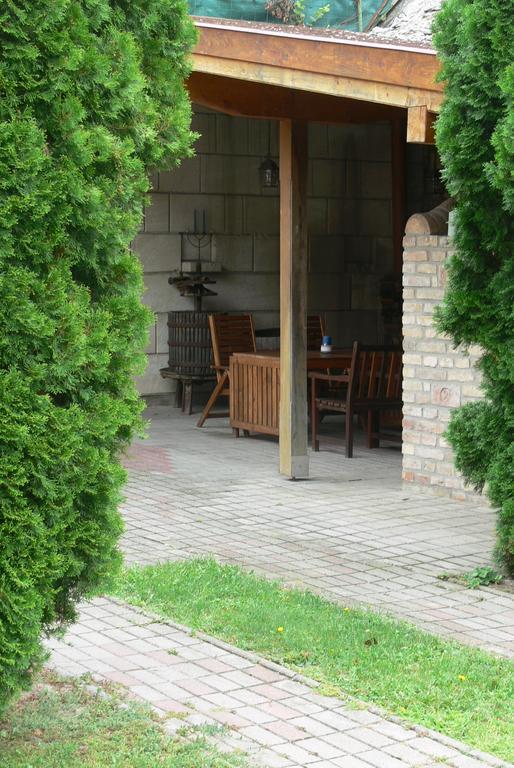 Falusi Vendégház Etyek Esterno foto